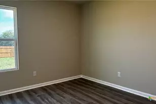 808 E 6th St, Nixon, TX 78140 - Photo 13