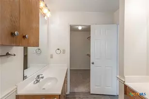 2215 Dry Creek Dr, Round Rock, TX 78681 - Photo 9