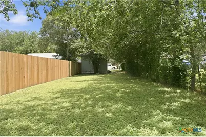 618 E Ireland Street, Seguin, TX 78155 - Photo 7