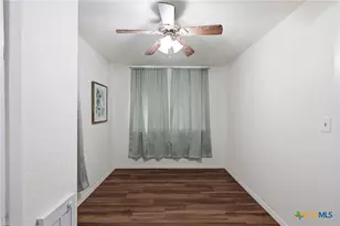 618 E Ireland St, Seguin, TX 78155 - Photo 15