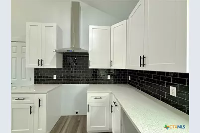 501 Walnut St, Yoakum, TX 77995 - Photo 15