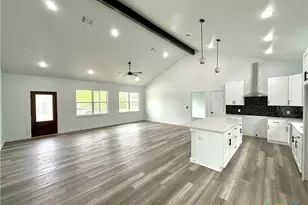501 Walnut St, Yoakum, TX 77995 - Photo 7