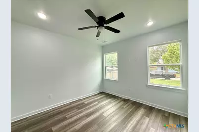 501 Walnut St, Yoakum, TX 77995 - Photo 27