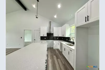 501 Walnut St, Yoakum, TX 77995 - Photo 13
