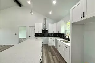 501 Walnut St, Yoakum, TX 77995 - Photo 13