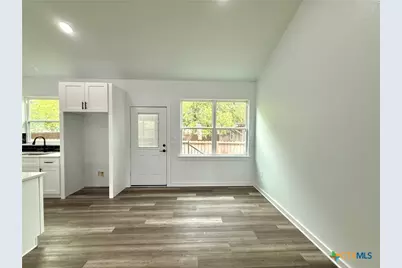 501 Walnut St, Yoakum, TX 77995 - Photo 17