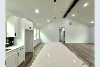501 Walnut St, Yoakum, TX 77995 - Photo 11