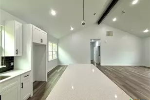 501 Walnut St, Yoakum, TX 77995 - Photo 11
