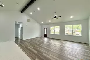 501 Walnut St, Yoakum, TX 77995 - Photo 9