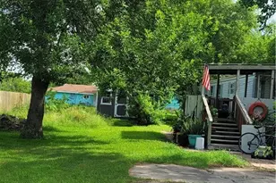 706 W Cleveland Ave, Seadrift, TX 77983 - Photo 3