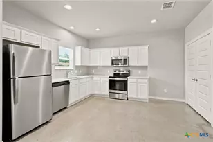 611 E Martindale St, Seguin, TX 78155 - Photo 3