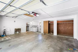 1019 E Gonzales St, Yoakum, TX 77995 - Photo 29