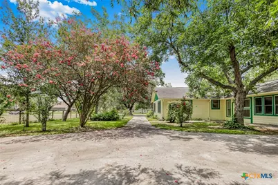 1019 E Gonzales Street, Yoakum, TX 77995 - Photo 31
