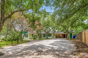 1019 E Gonzales St, Yoakum, TX 77995 - Photo 33