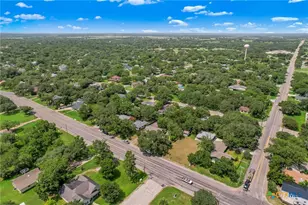 1019 E Gonzales St, Yoakum, TX 77995 - Photo 37