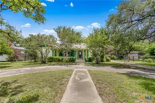 1019 E Gonzales St, Yoakum, TX 77995 - Photo 1