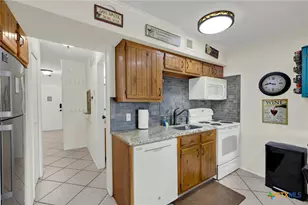 500 N Market Ave, New Braunfels, TX 78130 - Photo 5
