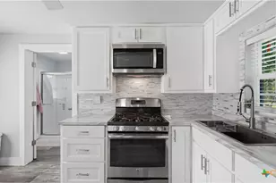 1407 N San Marcos St, Seguin, TX 78155 - Photo 7