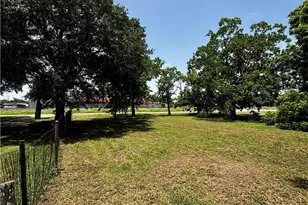 402 Young St, Edna, TX 77957 - Photo 19