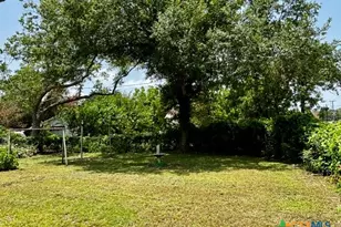 402 Young St, Edna, TX 77957 - Photo 17