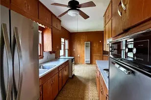 402 Young St, Edna, TX 77957 - Photo 9