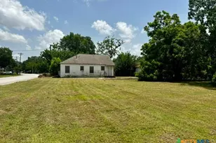 105 S Allen St, Edna, TX 77957 - Photo 3