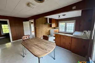 105 S Allen St, Edna, TX 77957 - Photo 5