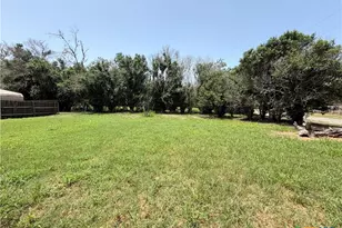 202 Vollentine St, Yoakum, TX 77995 - Photo 15