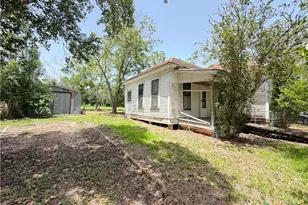 202 Vollentine St, Yoakum, TX 77995 - Photo 3