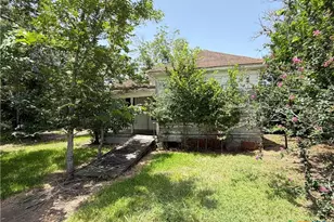 202 Vollentine St, Yoakum, TX 77995 - Photo 19