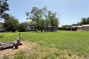 202 Vollentine St, Yoakum, TX 77995 - Photo 15