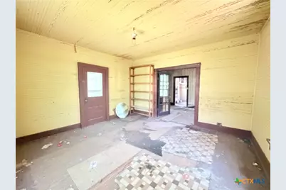 202 Vollentine Street, Yoakum, TX 77995 - Photo 5
