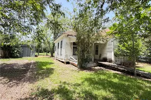 202 Vollentine St, Yoakum, TX 77995 - Photo 19