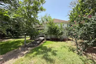 202 Vollentine St, Yoakum, TX 77995 - Photo 17