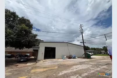 609 E Locust Avenue, Victoria, TX 77901 - Photo 3