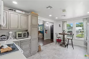 733 E Krezdorn St, Seguin, TX 78155 - Photo 11