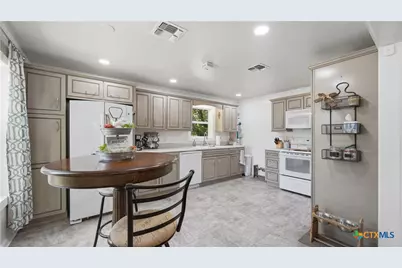 733 E Krezdorn Street, Seguin, TX 78155 - Photo 11