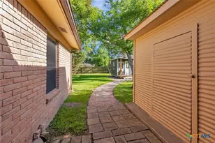 2105 E Mistletoe Ave, Victoria, TX 77901 - Photo 15