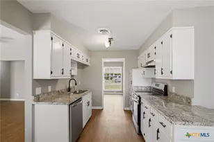 405 Hampshire St, Victoria, TX 77904 - Photo 9