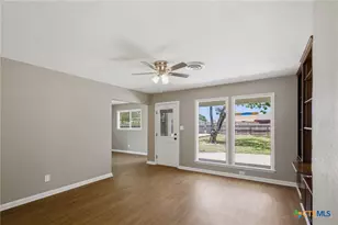 405 Hampshire St, Victoria, TX 77904 - Photo 5
