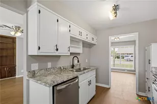 405 Hampshire St, Victoria, TX 77904 - Photo 7
