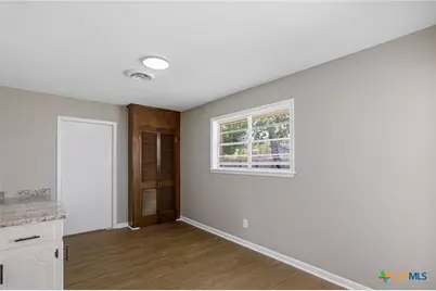 405 Hampshire Street, Victoria, TX 77904 - Photo 11