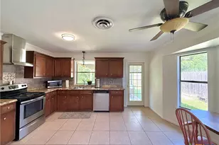 505 Camelot Dr, Victoria, TX 77901 - Photo 7