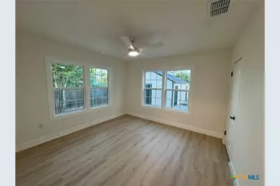621 E Gonzales Street, Seguin, TX 78155 - Photo 7