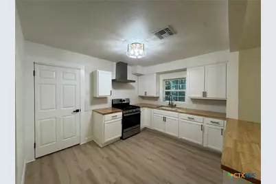 621 E Gonzales Street, Seguin, TX 78155 - Photo 3