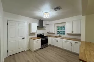 621 E Gonzales St, Seguin, TX 78155 - Photo 3