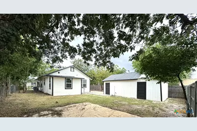 621 E Gonzales Street, Seguin, TX 78155 - Photo 13