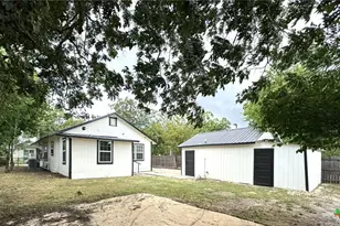 621 E Gonzales St, Seguin, TX 78155 - Photo 13
