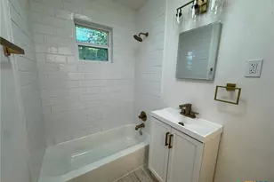 621 E Gonzales St, Seguin, TX 78155 - Photo 9
