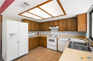 102 Chaparral St, San Marcos, TX 78666 - Photo 9